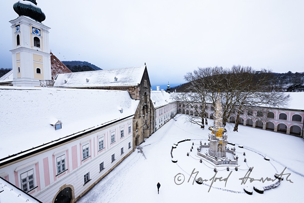 Dreifaltigkeitssäule (Pestsäule) und Innenhof mit Stiftskirche