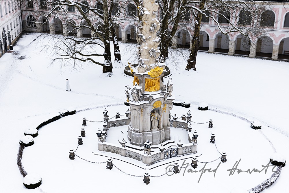 Dreifaltigkeitssäule (Pestsäule) und Innenhof mit Stiftskirche