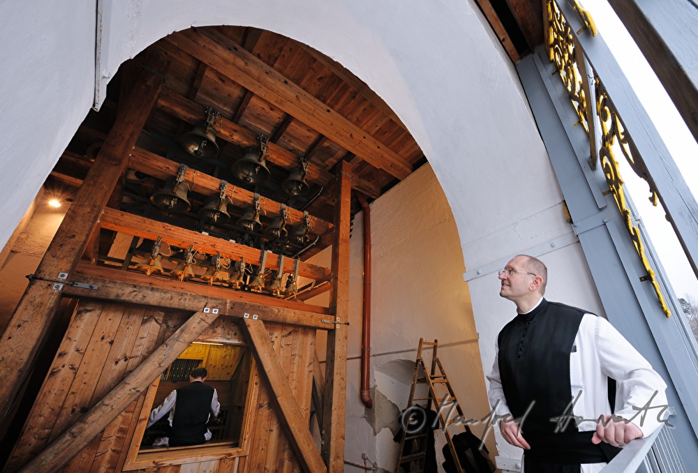 Mönch spielt auf dem Turmglockenspiel (Carillon)