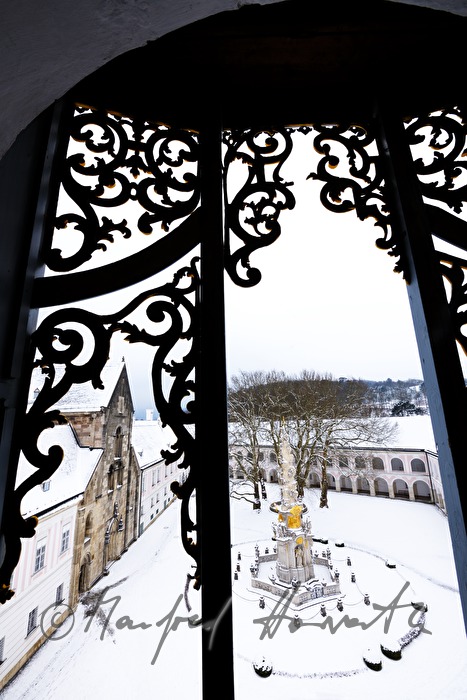 Dreifaltigkeitssäule (Pestsäule) und Innenhof mit Stiftskirche