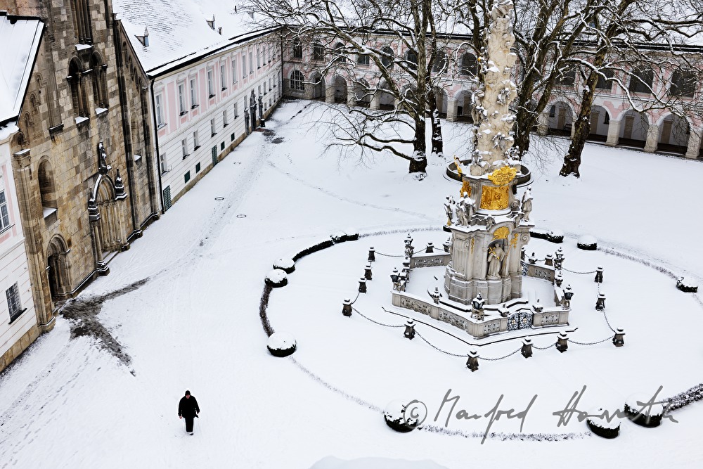 Dreifaltigkeitssäule (Pestsäule) und Innenhof mit Stiftskirche