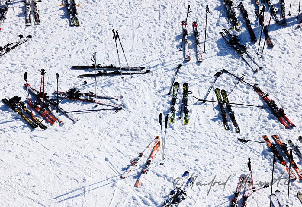 Ski vor der Hütte bei der FIS-Abfahrt