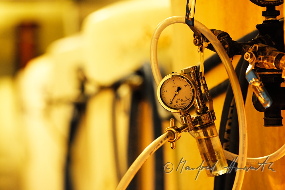 Manometer auf einem Bierlagertank im Keller