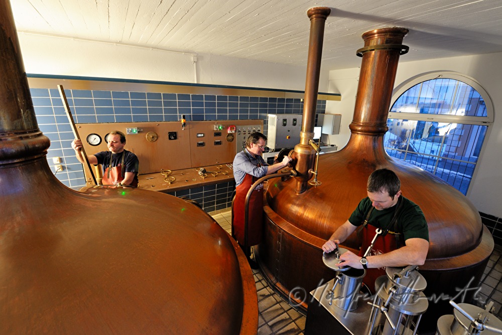 Braumeister und Arbeiter brauen Bier im Sudhaus