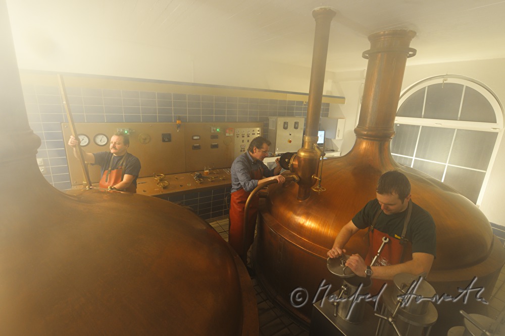 Braumeister und Arbeiter brauen Bier im Sudhaus