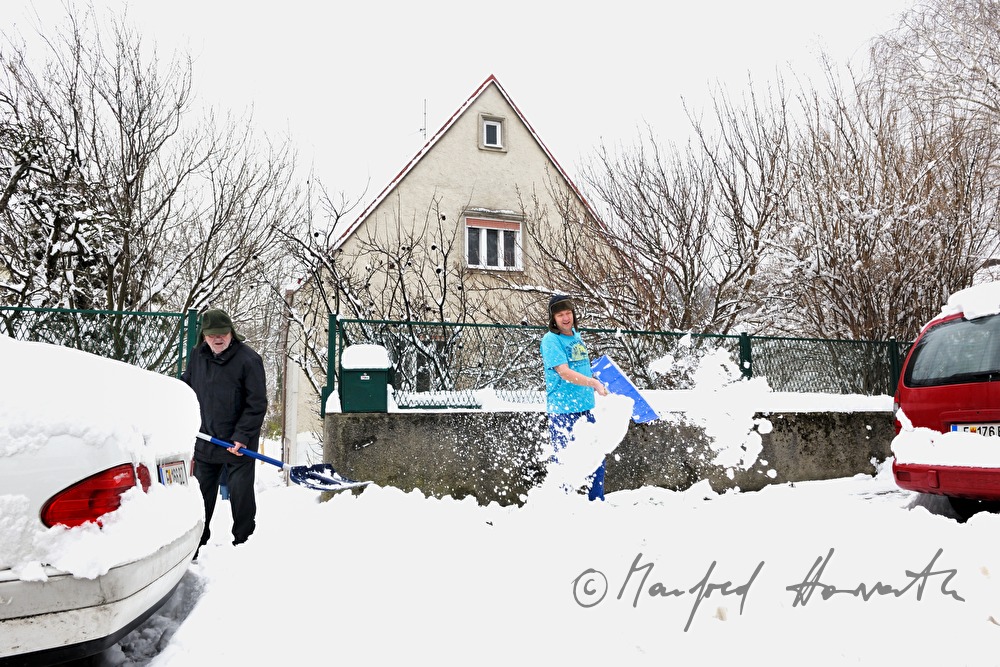 Schneeschaufeln der Burgstallgasse