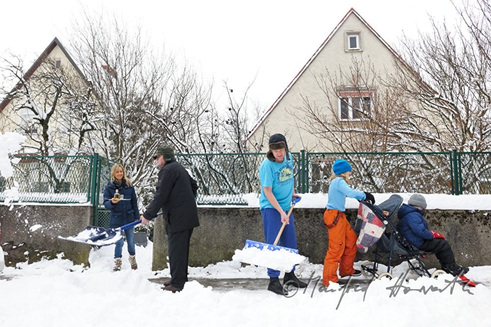 Schneeschaufeln der Burgstallgasse