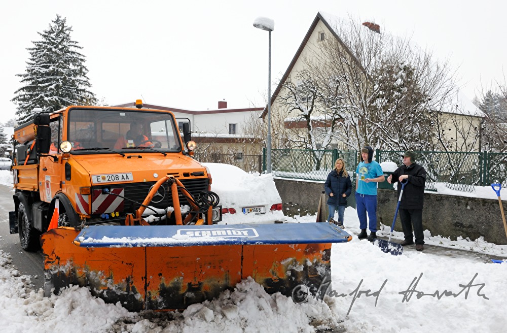 Schneeschaufeln der Burgstallgasse