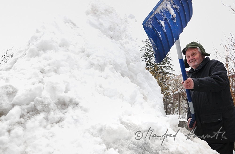 Schneeschaufeln der Burgstallgasse