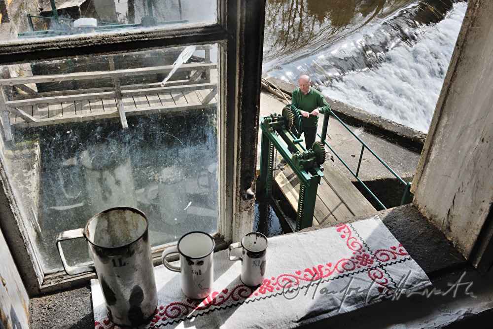 Müllner kurbelt zum Öffnen der Schleuse