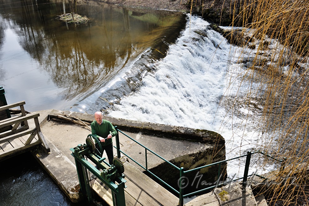 Müllner kurbelt zum Öffnen der Schleuse