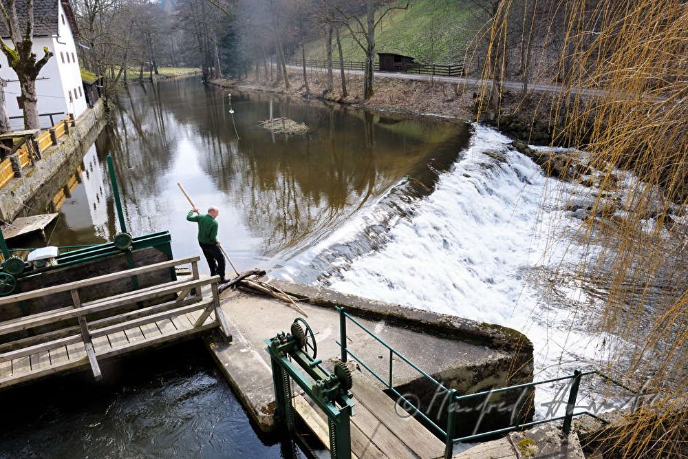 Müllner kurbelt zum Öffnen der Schleuse