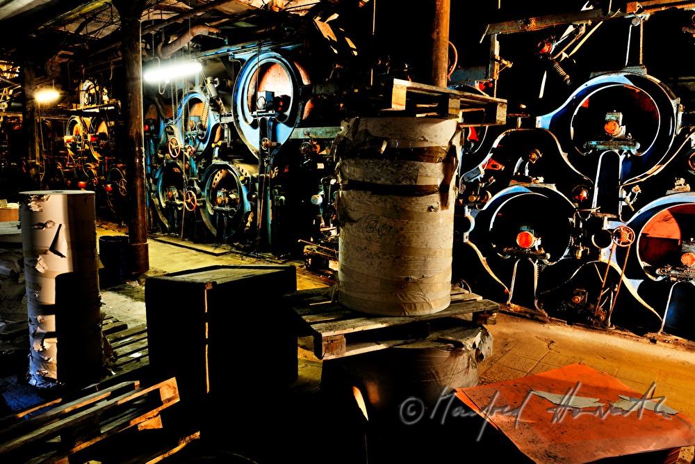 Papierherstellungs-Maschine in der stillgelegten Papierfabrik