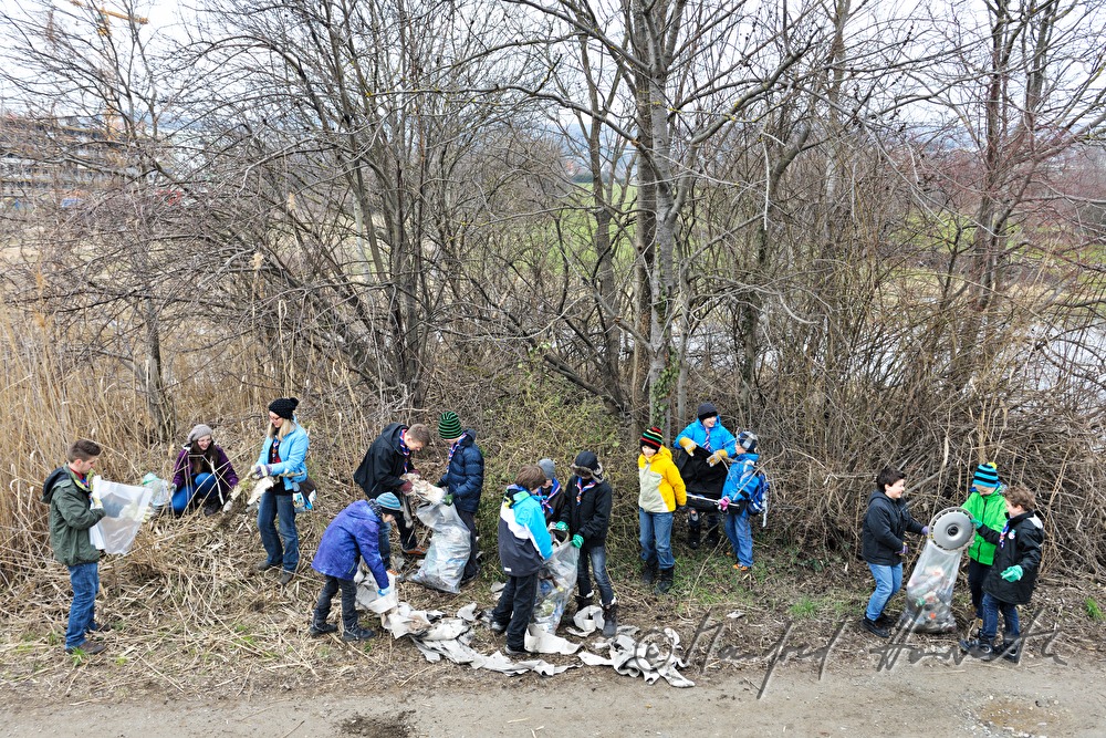 Kinder bei der jährlichen Flurreinigung nach dem Winter