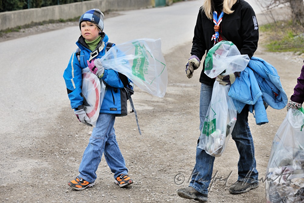 Kinder bei der jährlichen Flurreinigung nach dem Winter
