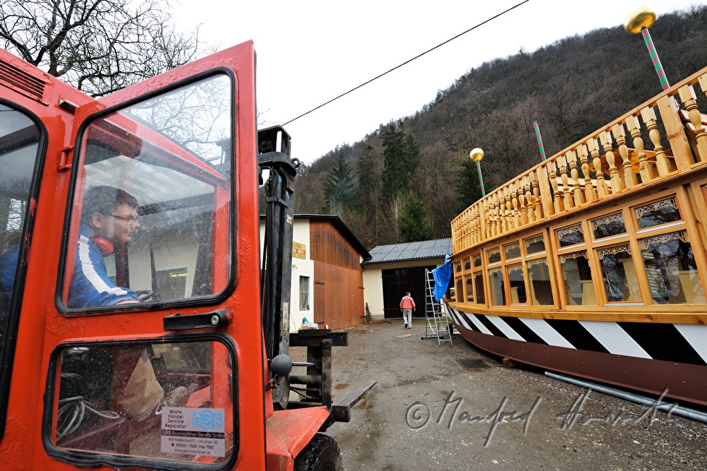 Holz-Fähre vor der Werkstatt des Zillenbauers Anton Witti