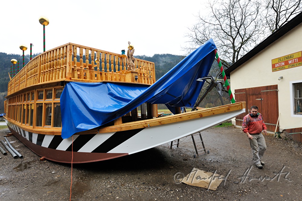 Holz-Fähre vor der Werkstatt des Zillenbauers Anton Witti