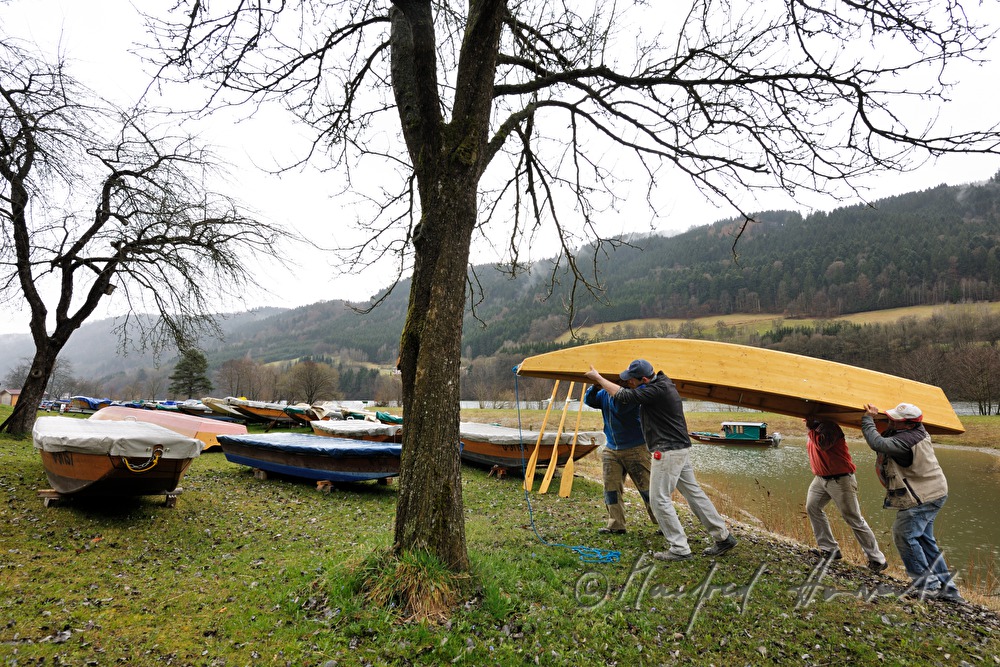 neu gebaute Zillen werden zum Wasser getragen