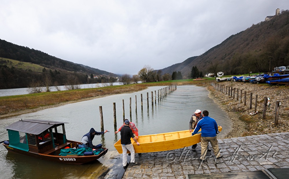 neu gebaute Zillen werden zum Wasser getragen