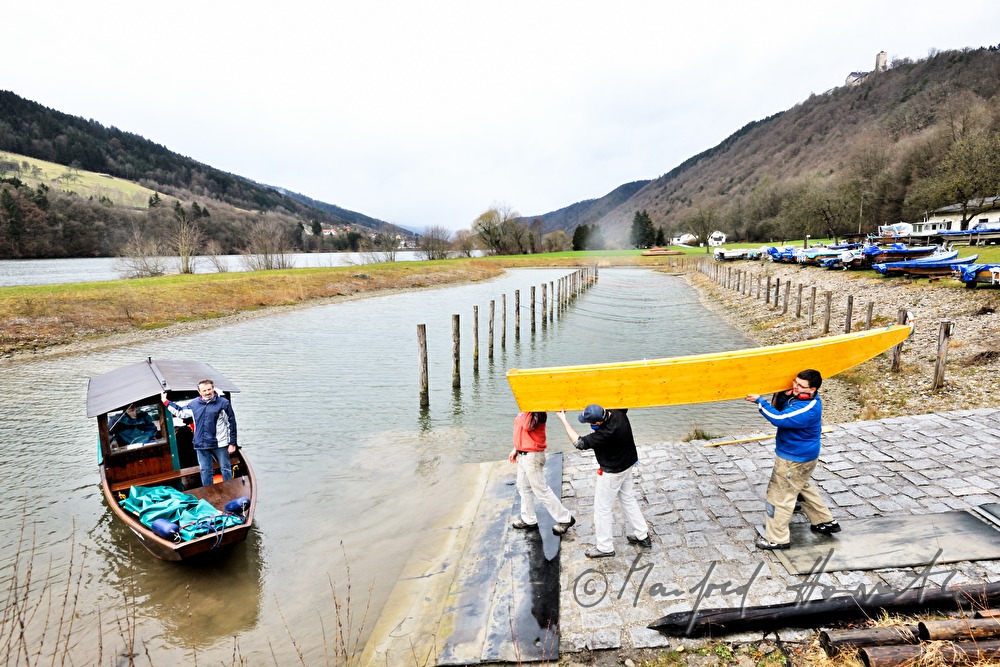 neu gebaute Zillen werden zum Wasser getragen