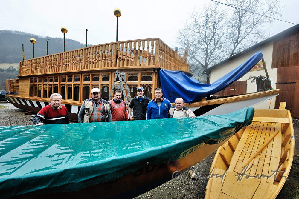 Handwerker vor der Werkstatt des Zillenbauers Anton Witti