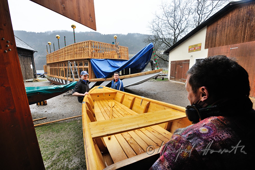 neu gebaute Zille wird zum Wasser getragen