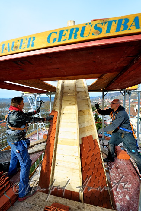 Dachdecker arbeiten am Kirchturm