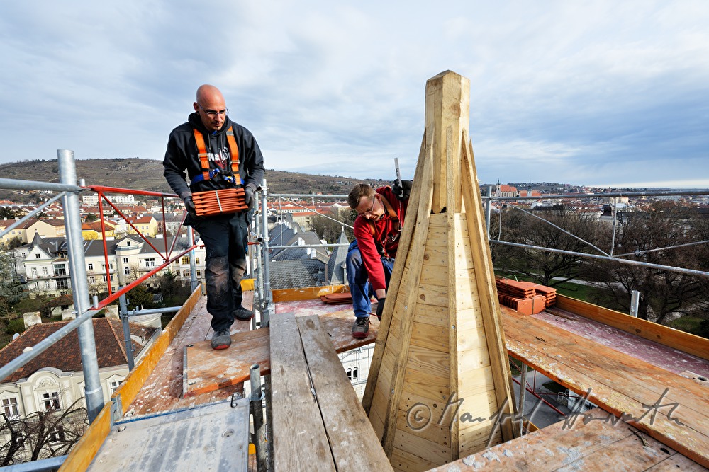 Dachdecker arbeiten am Kirchturm