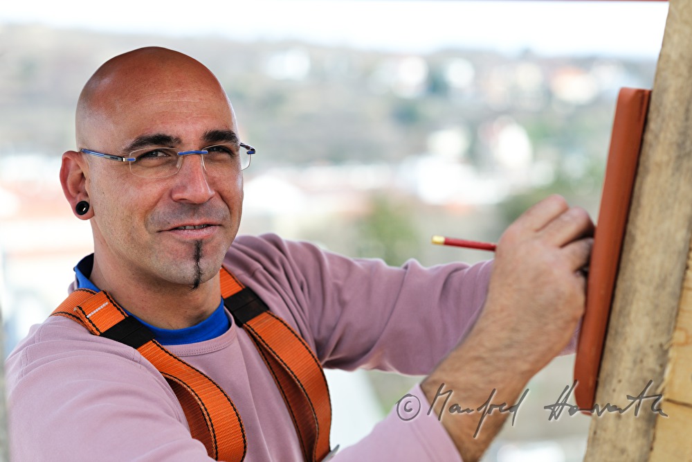 Dachdecker arbeitet am Kirchturm