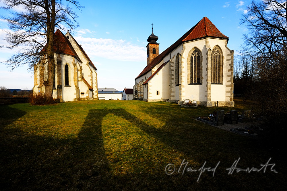 spätgotische Filialkirche St. Peter mit der Kalvarienbergkapelle