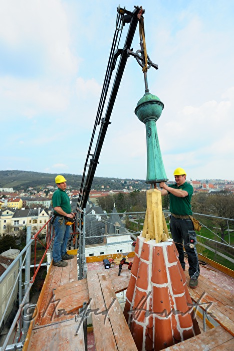 Spengler setzen den Spitz auf den Kirchturm