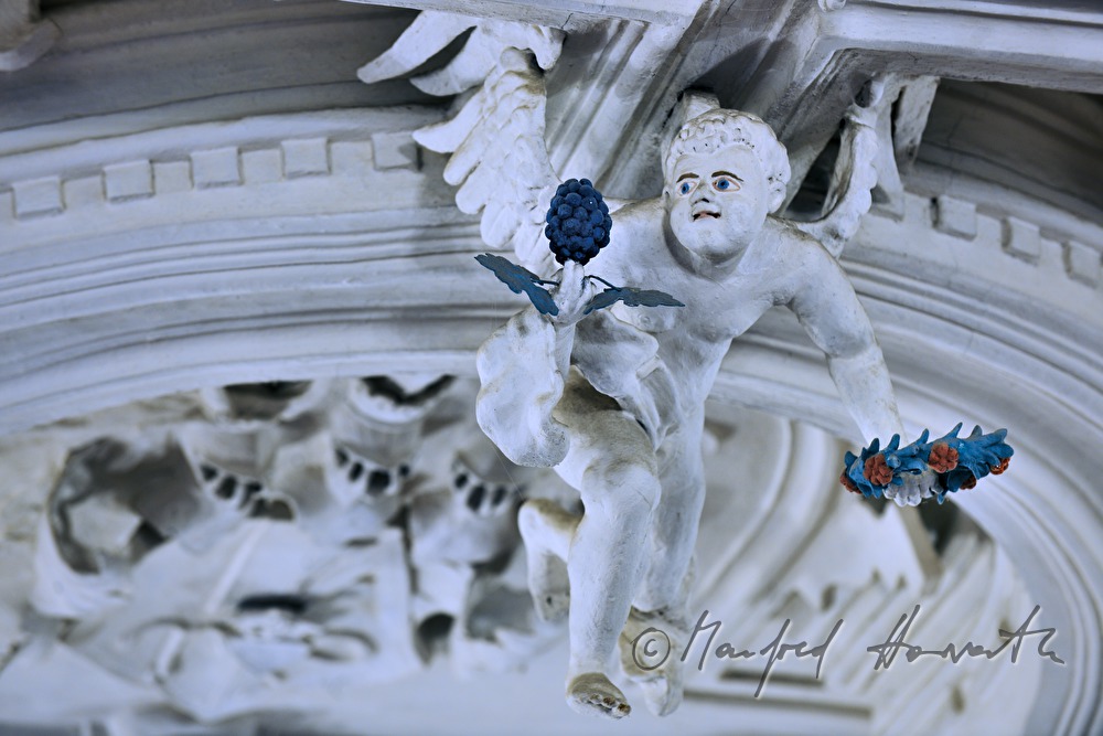Detail der Stuckdecke im Ahnensaal (Engel)