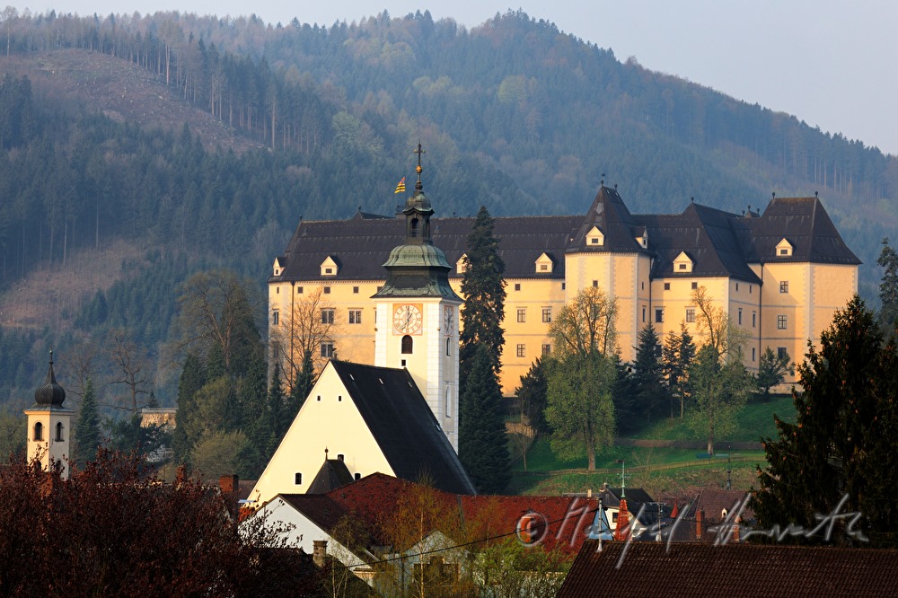 Donau-Schiffsanlegestelle und Blick auf den Ort