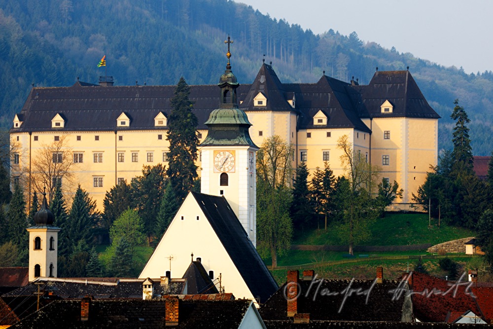 Donau-Schiffsanlegestelle und Blick auf den Ort