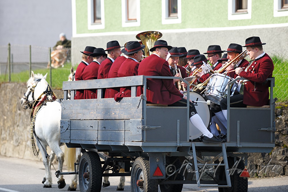 Wagen mit Musikern bei der Pferdewallfahrt (Georgiritt)