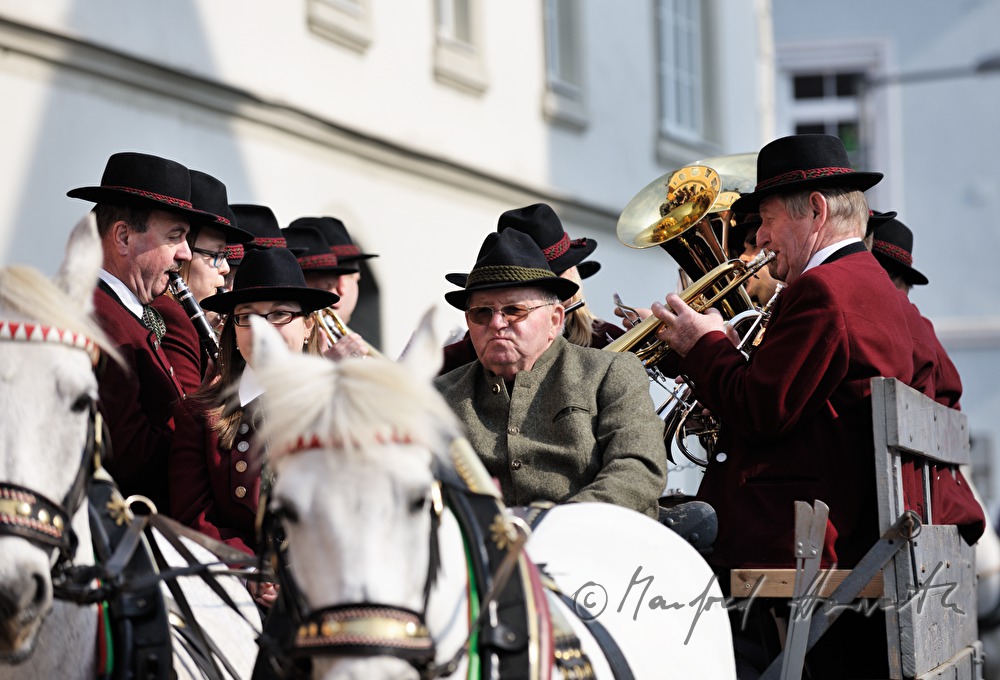 Wagen mit Musikern bei der Pferdewallfahrt (Georgiritt)
