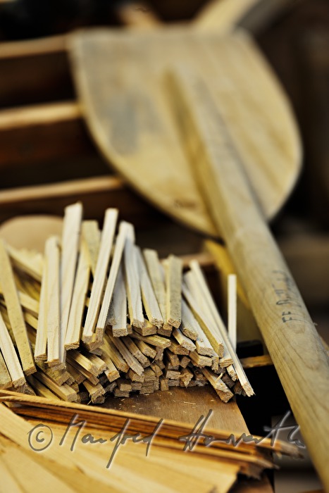 Holzspäne zum Einheizen des Ofens und Ruder