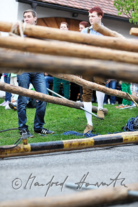 Maibaumaufstellen beim Dorfmuseum am 1. Mai