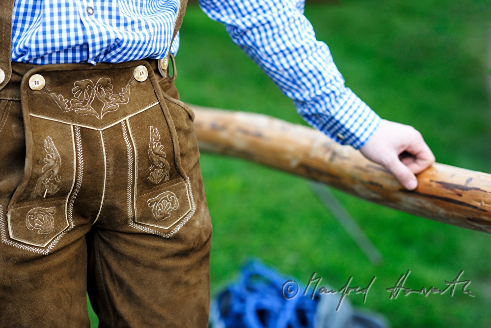Lederhosen-Träger beim Maibaum aufstellen am 1. Mai