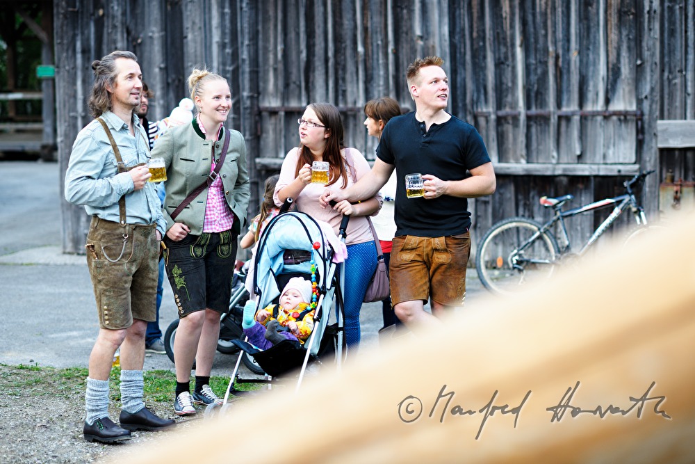 Lederhosen-Träger beim Maibaum aufstellen am 1. Mai
