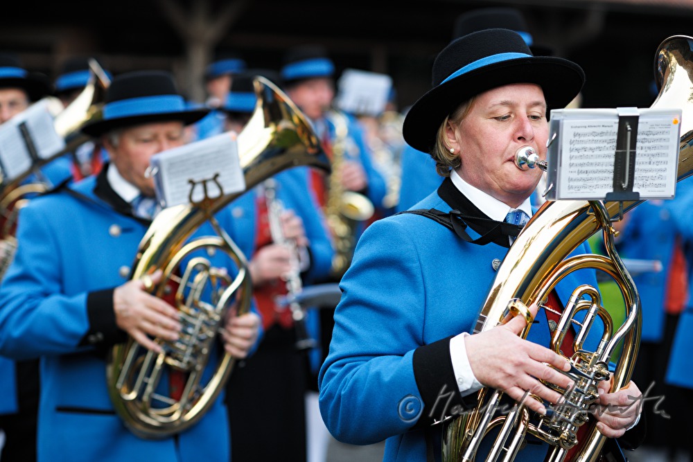 Stadtkapelle Haag spielt beim Maibaumaufstellen