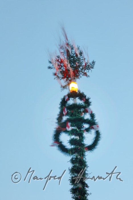 geschmückter Maibaum beim Heimatmuseum