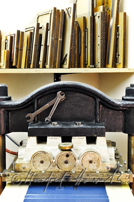 Prägemaschine in der Werkstätte von Buchbinder Gstettenhofer