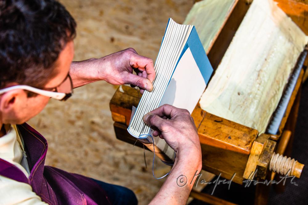 Nähen der Heftung bei einem handgebundenen Buch