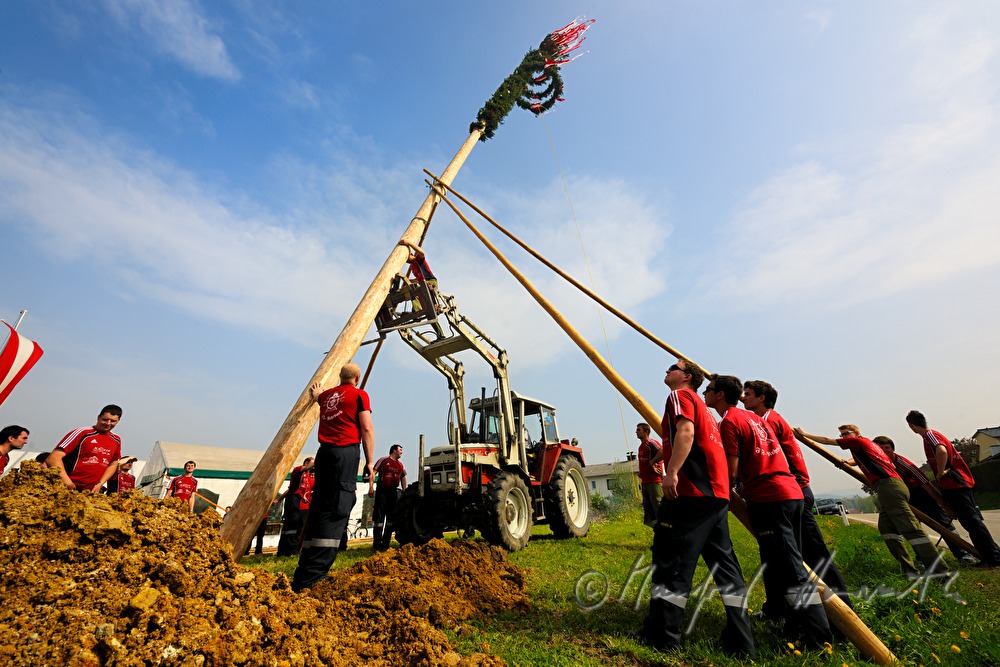 Feuerwehr stellt Maibaum auf am 1. Mai