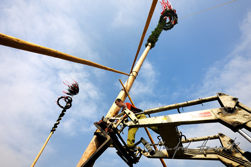 Feuerwehr stellt Maibaum auf am 1. Mai
