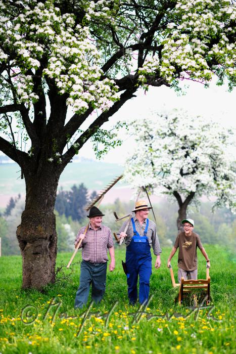 Bauernfamilie auf dem Weg zur Feldarbeit