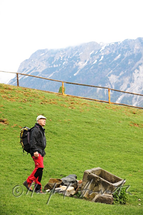 Wanderer bei einem Brunnen auf dem Weg zur Rax