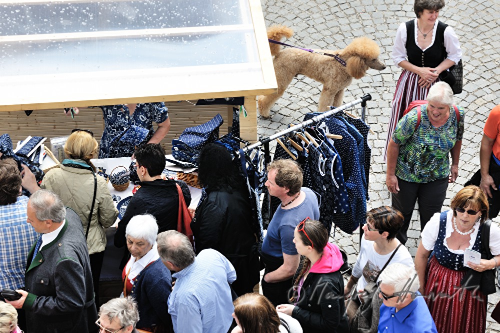 Besucher des Färbermarktes passieren einen Verkaufsstand