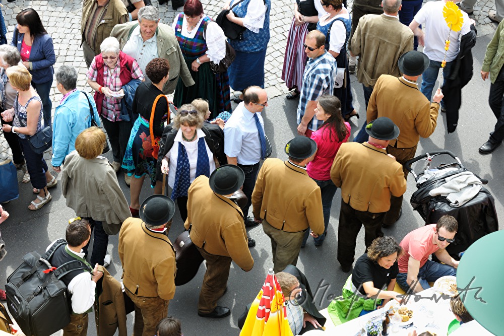 Musiker auf dem Weg zur Bühne beim Färbermarkt